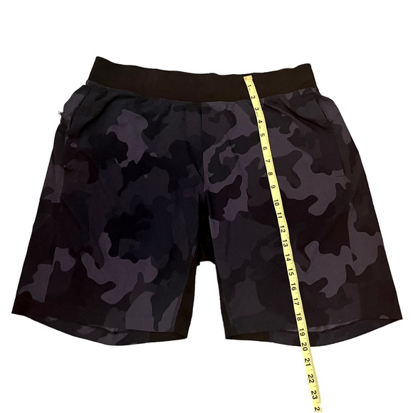 Men’s Lululemon T.H.E. 9” Dark Blue Camo Athletic Shorts - Picture 11 of 12